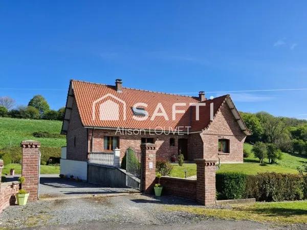 maison avec 2 grand garages et 5 chambres .