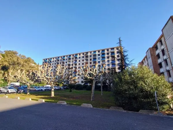 F3 + cave + garage Centre ST RAPHAEL
