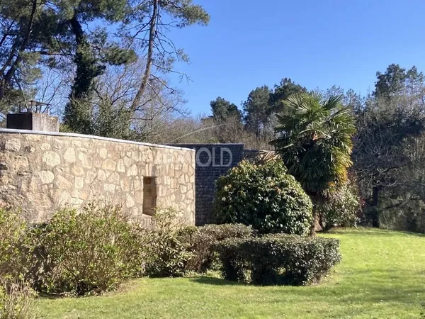 Vannes, contemporaine signée GUILLOU