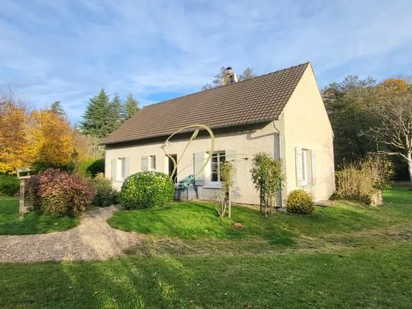 Maison + annexes, 4 000 m² de parc en lisière de forêt
