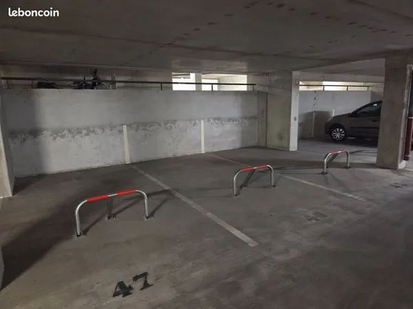 Place de parking spacieuse dans parking souterrain récent