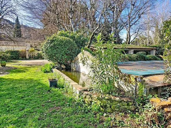 Mas Pujaut 6 pièce(s) 313 m2 sur 4540 m² avec piscine.