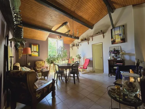 Maison familiale spacieuse avec 4 chambres, un grand sous-sol et une piscine