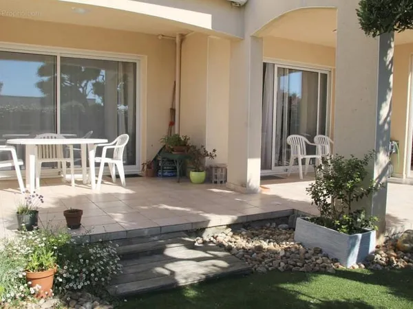 Résidence de standing, appartement avec jardinet