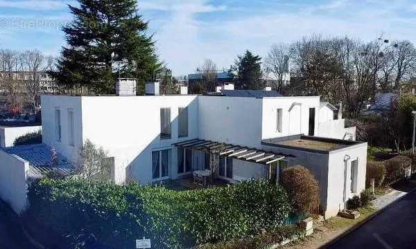 Saint-Michel-sur-Orge - REZ-DE-VILLA de type F6 - Résidence Villagexpo - 134 M2 HAB - 4 CHAMBRES