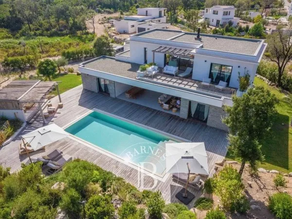 Villa 6 pièces 230 m²