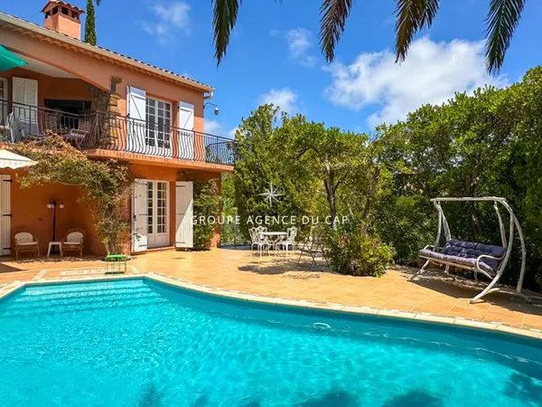 À VENDRE VILLA DE 145M2, 7 PIÈCES COMPRENANT 5 CHAMBRES , VUE MER, SITUÉE AUX ISSAMBRES