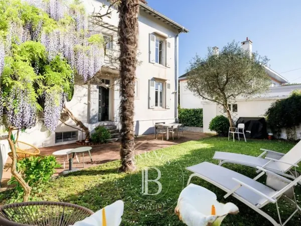 BAYONNE LES ARÈNES, APPARTEMENT AVEC JARDIN ET GARAGE