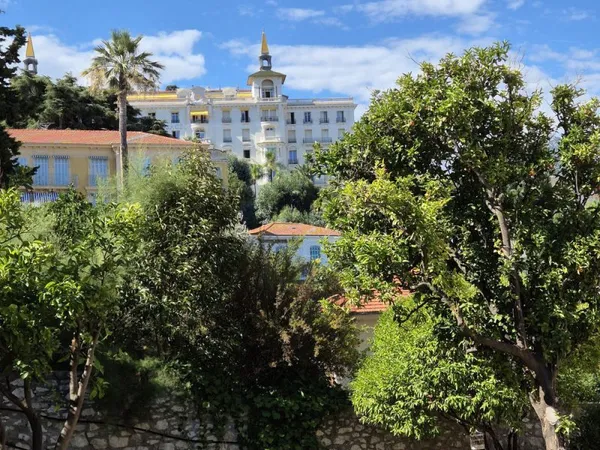 Menton 2 pièces , bas quartier riviera ,, dans petite résidence, jardin privatif au 1 er étage.