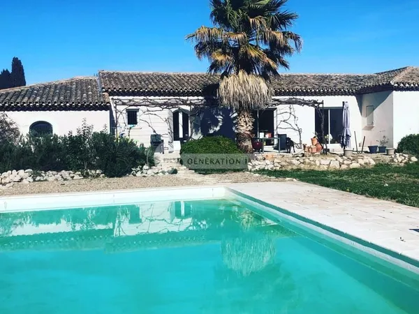 Villa de Charme à Louer à Graveson avec Piscine et Jardin