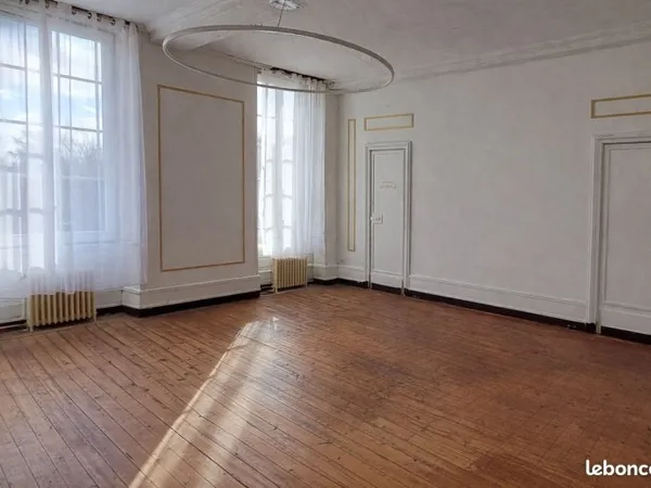 Local plein centre ville ( 150 m de la place travot)