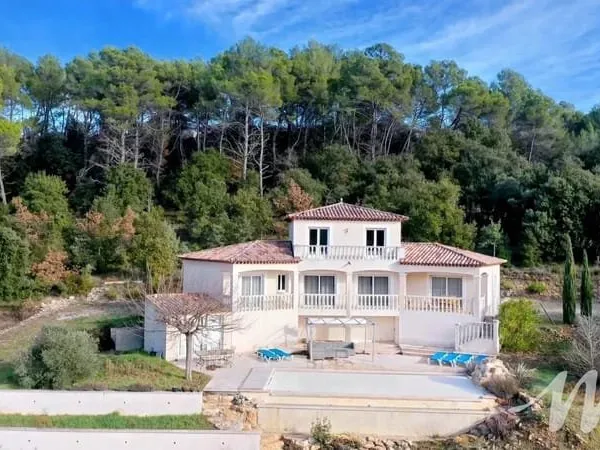 Villa d'architecte dominante avec Piscine à Pontevès