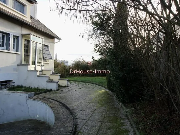 Maison individuelle familiale avec sous-sol total et jardin