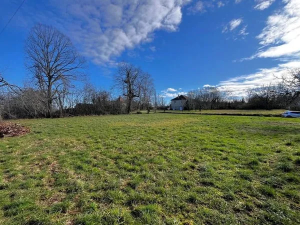 Terrain constructible de 1 072 m2 à vendre, avec CU, dans un