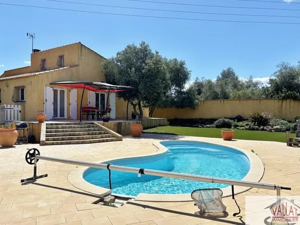 Villa plain-pied avec piscine dans environnement campagne à