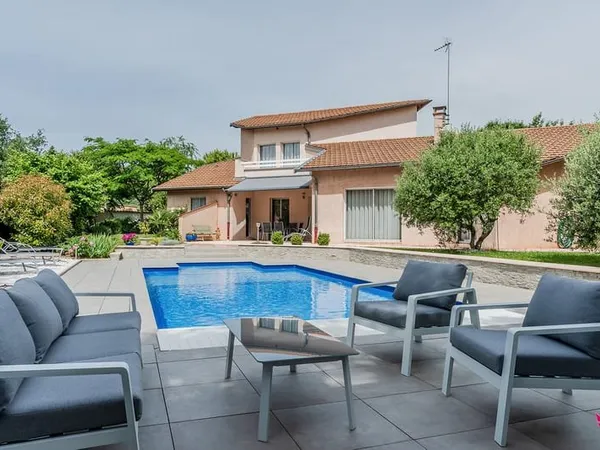 Chassieu le haut, villa 250m² avec piscine