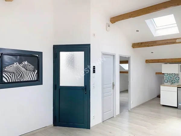 Bel appartement T3 à Bandol en Centre historique à 2 pas du port .