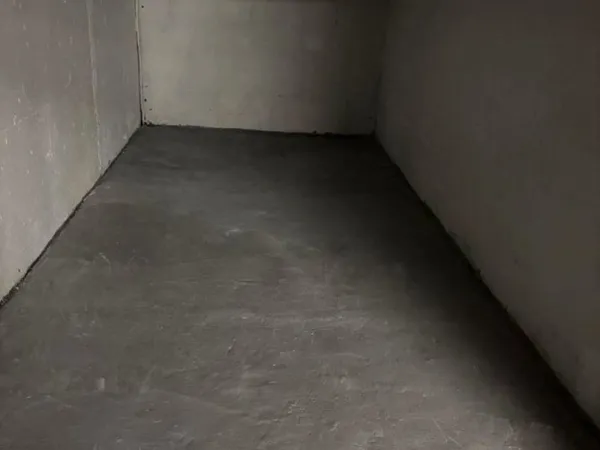 Vendons à Daumesnil petit box fermé bon état.exceptionnel