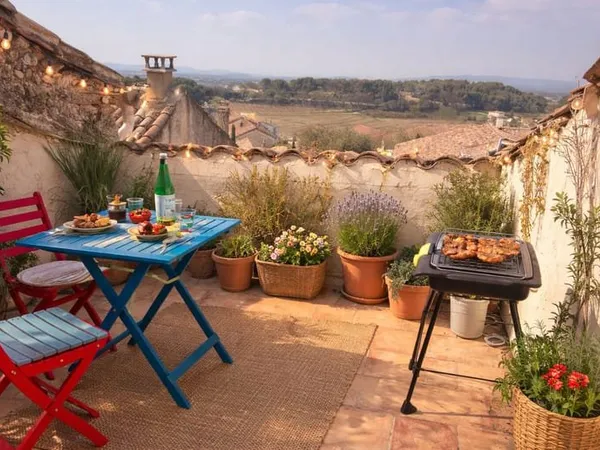 Charmante maison de village avec terrasse tropézienne et vue dégagée