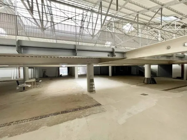 Cannes centre ville 1853 m2 murs vide a vendre