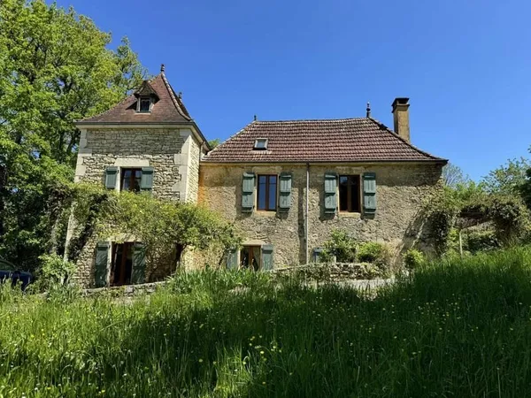 Très belle maison traditionnelle en pierre avec pigeonnier, garage et piscine située en campagne, au