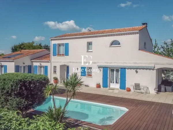 A VENDRE MAGNIFIQUE VILLA SUR LE GUA - 230 M2 - 9 PIÈCES