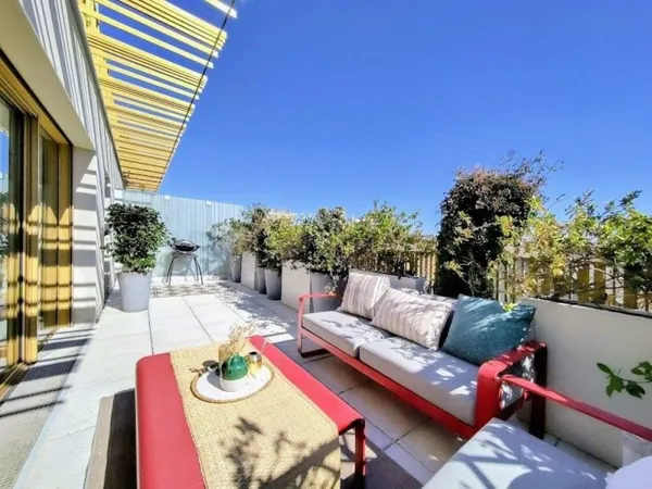 Duplex très lumineux et calme avec deux grandes terrasses