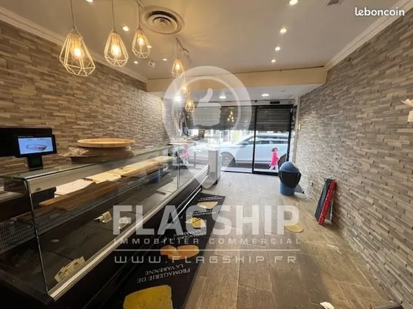 Boutique 43 m² LA VARENNE ST HILAIRE