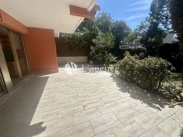 SAINT-LAURENT DU VAR - MAGNIFIQUE 2 PIÈCES EN REZ-DE-JARDIN