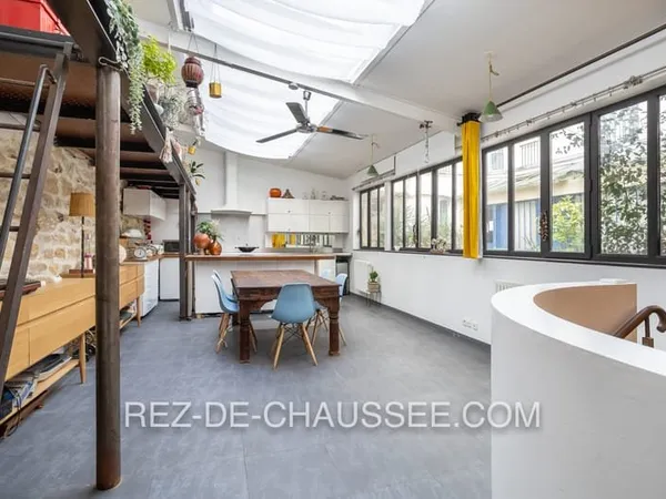 REPUBLIQUE APPARTEMENT AVEC ATELIER D'ARTISTE