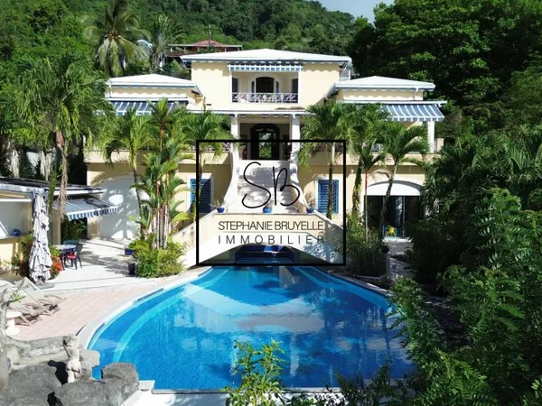 LES TROIS ILETS : Propriété et sa somptueuse piscine, vue sur