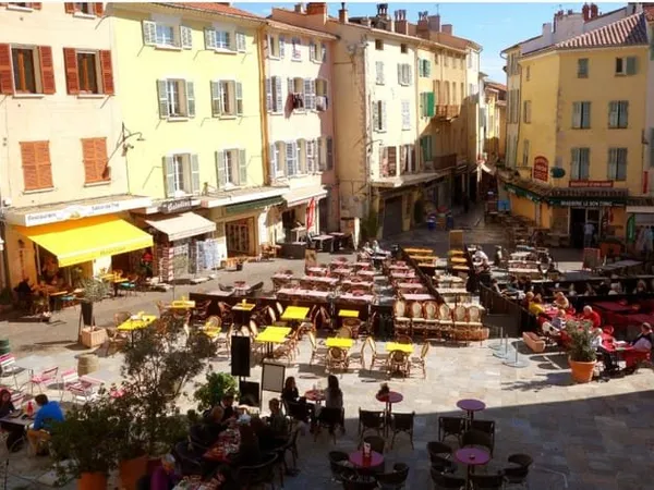 Appartement T2,de 40,75 m2 , avec terrasse de 15 m2 ,dans le centre de Hyeres les palmiers