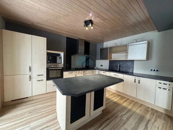 GRAND APPARTEMENT AVEC TERRASSE ET GARAGE