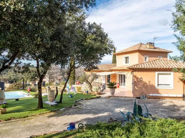 Villa traditionnelle avec piscine et garage, au calme proche d'Uzès