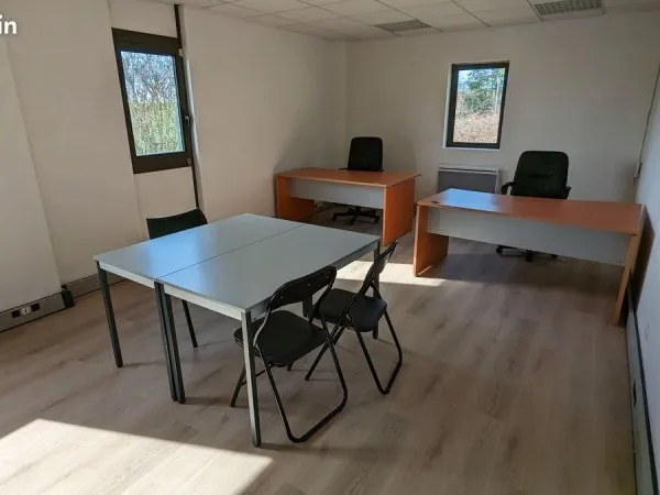 Location bureaux 52m²+30m² d'accueil
