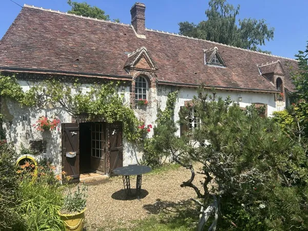 Maison ancienne au calme avec grand terrain et dépendances
