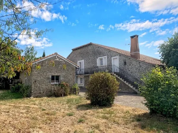 Maison de caractère en hameau avec terrain, écuries et possibilité de piscine