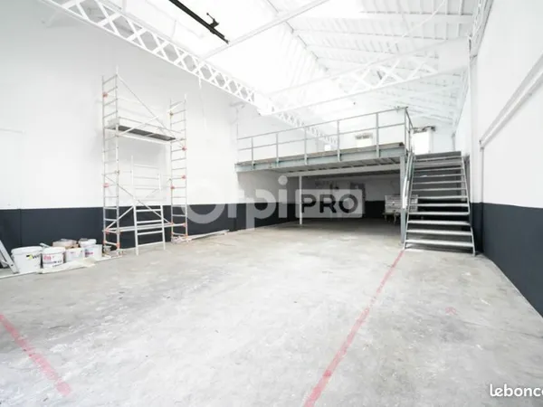 Local d'activité 679 m²