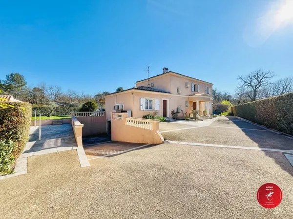 VILLA PROVENCALE AUX VOLUMES GENEREUX