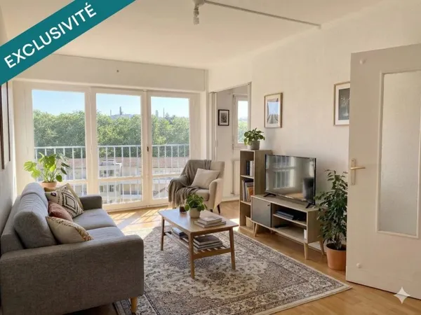 Situé au CENTRE de Vénissieux (69200), cet appartement bénéficie d'un emplacement stratégique offran