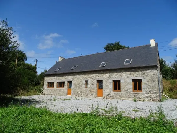 COTES D'ARMOR - Une maison en pierre de 3 chambres, récemment rénovée et proche de Bourbriac