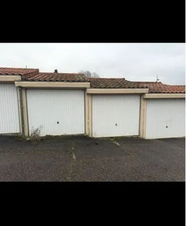 Lot garage