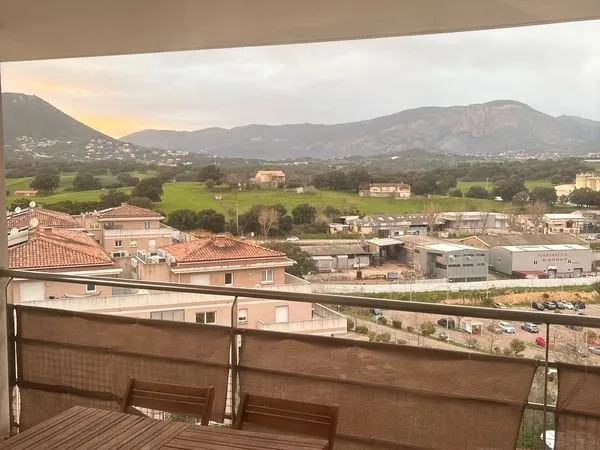 Vends appartement T3, 75 m², plus 15 m² de terrasse