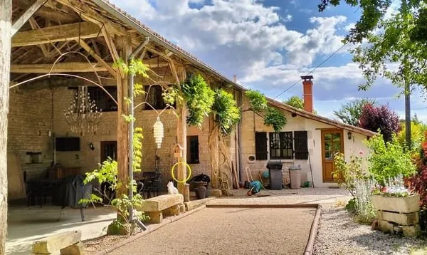 Maison type longère avec parc paysager, carport, cuisine d'é