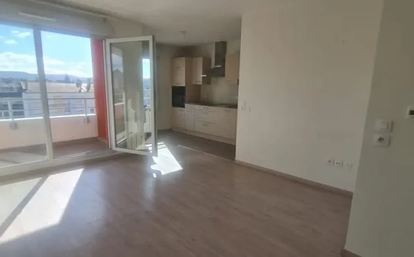 A louer superbe appartement type T2 de 46,9m2 avec place de parking sécurisée et terrasse.