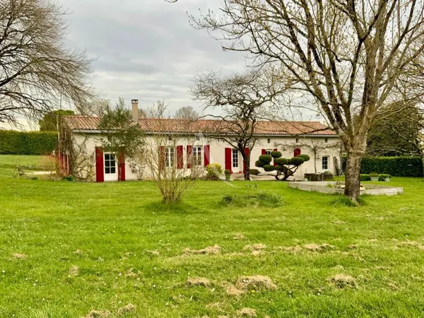 Proche Jonzac, spacieuse Charentaise