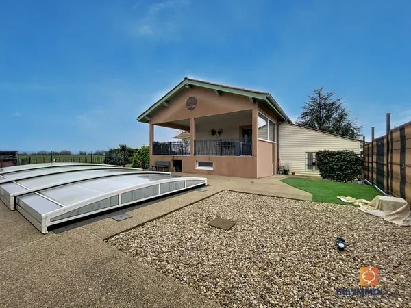 À vendre à Saint-Bénigne maison 4 chambres avec piscine porc