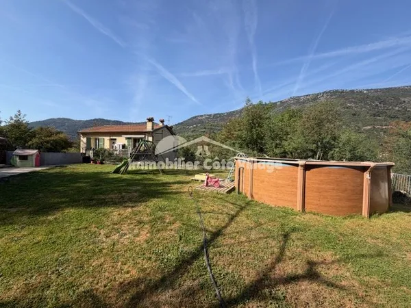 Haut de villa 3 pièces avec terrasses, jardin et garage