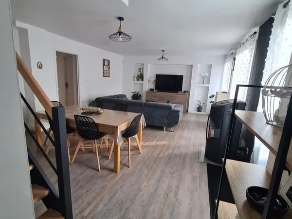 Maison atypique avec donjon-Gros potentiel