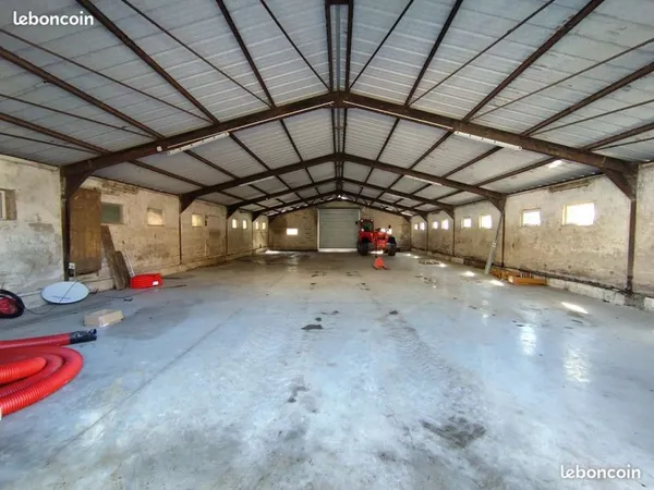 Hangar de stockage 320m2 à louer